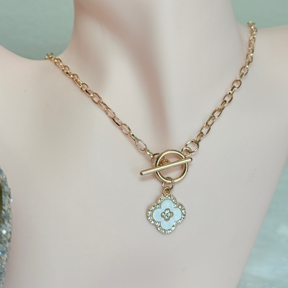 ⚜️ Elegant Gold and White Pendant Necklace - Picture 3 of 6